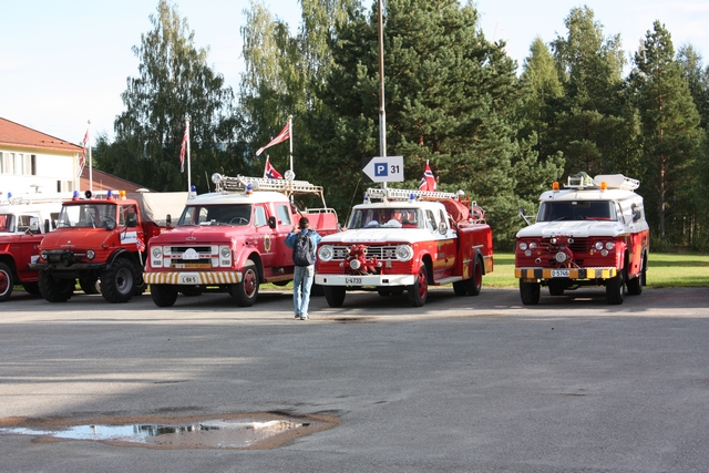 Noen biler ved Helgelandsmoen